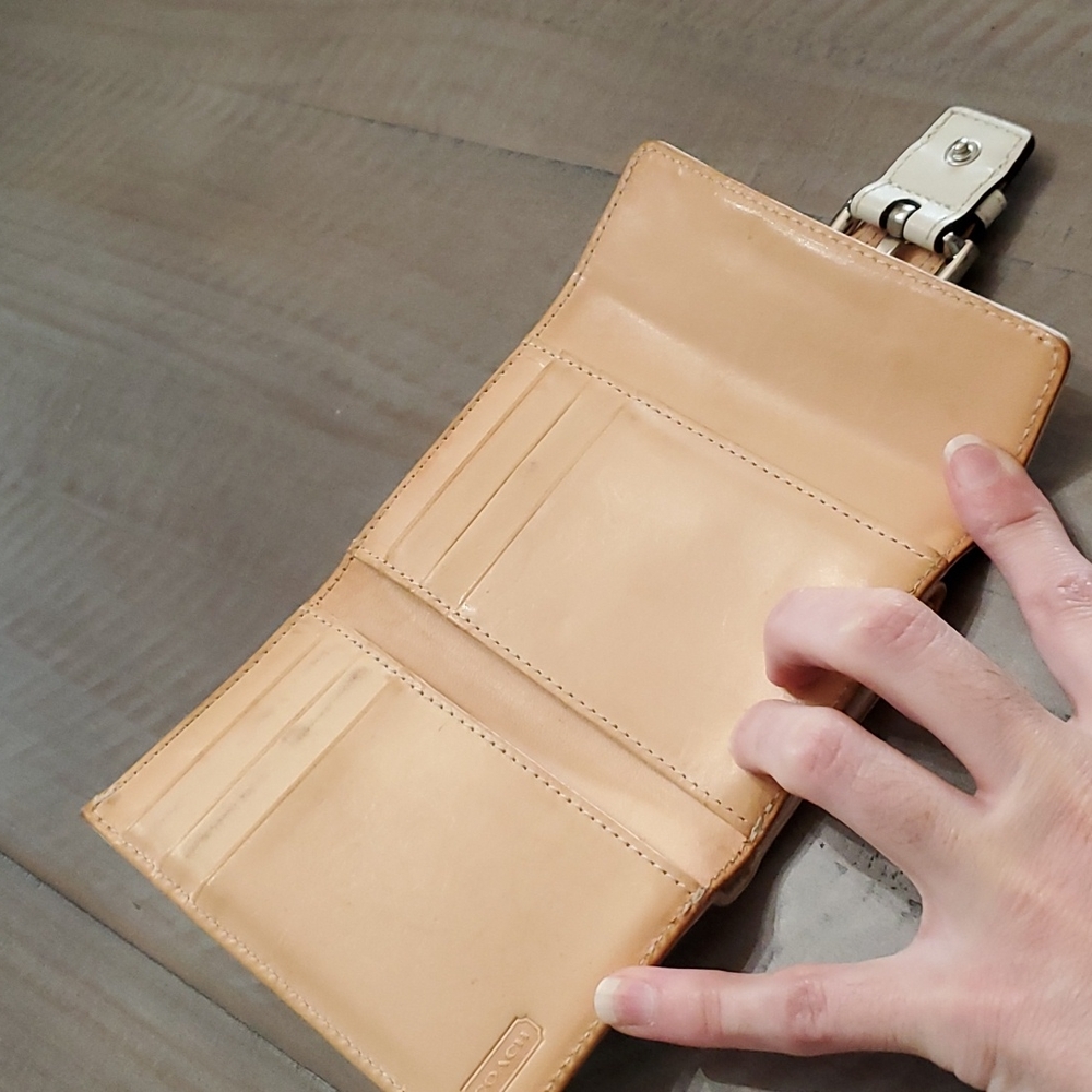 Coach trifold white leather wallet - Picture 3 of 6